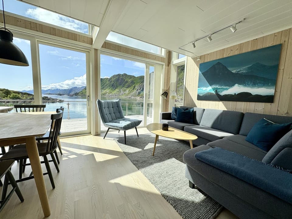 View (from property/room), Balcony/Terrace, Living room, Seating area, Dining area, Mountain view