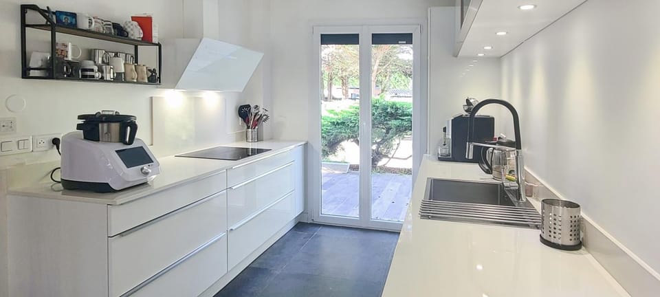 230m2 sur 3800m2 - jacuzzi 6 places - 16pers max Villa in Île-de-France