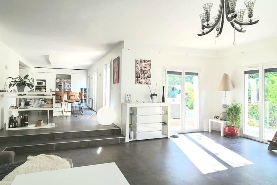 230m2 sur 3800m2 - jacuzzi 6 places - 16pers max Villa in Île-de-France