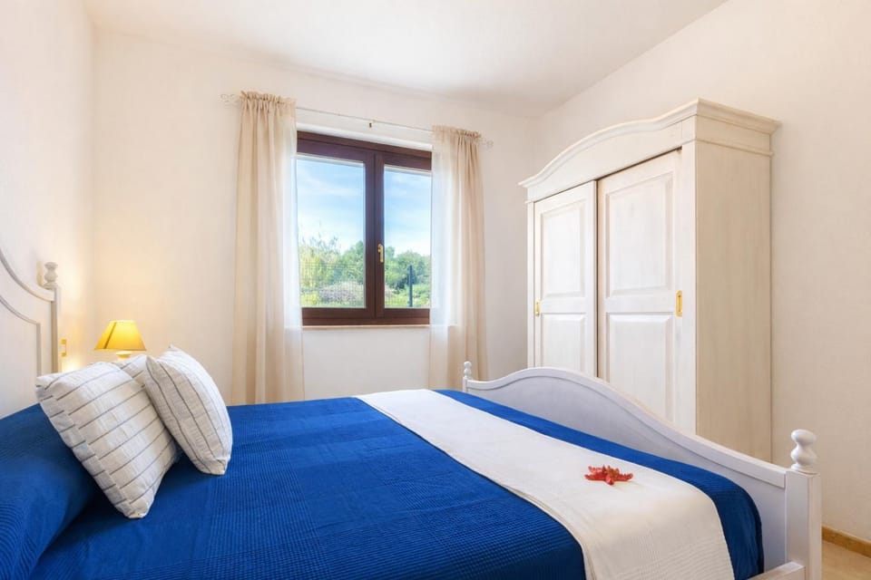 Photo of the whole room, Bedroom, wardrobe