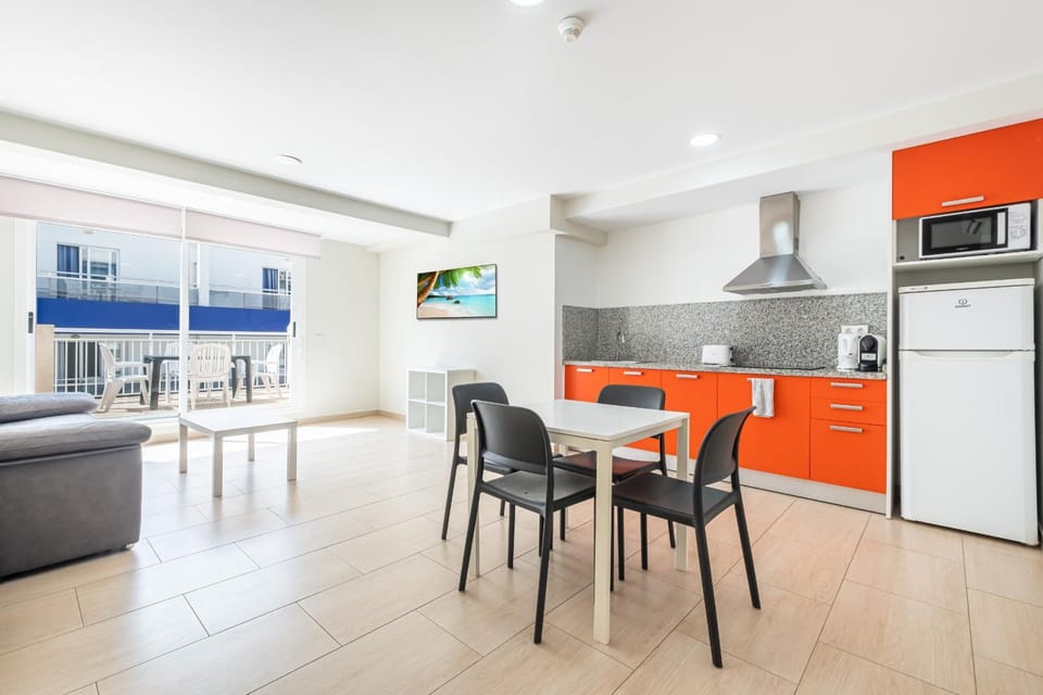 TV and multimedia, Kitchen or kitchenette, Living room, Dining area, minibar, stove