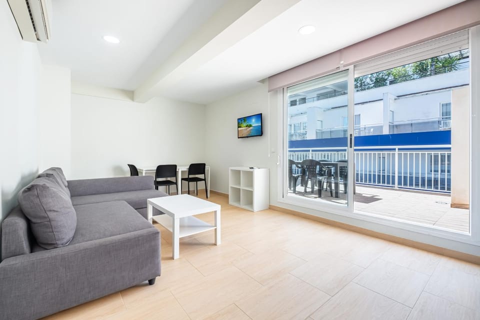 TV and multimedia, Living room, Dining area, air conditioner