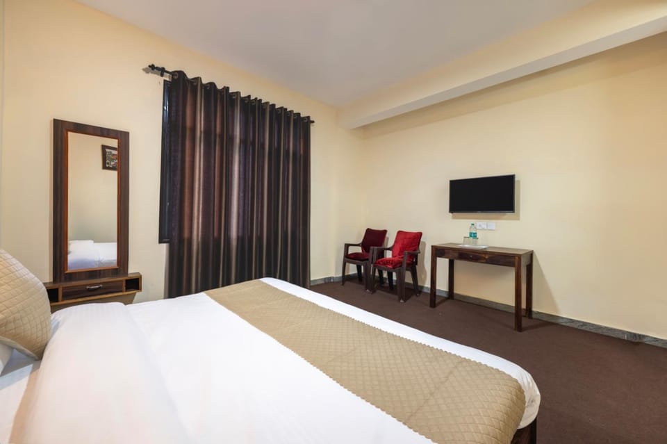 The Prakriti Heights l Lift l Comfortable And Spacious Rooms l Free Wifi, Free Parking l Enjoy Fresh Mountain Air l Managed By Exotic stays Hotel in Himachal Pradesh