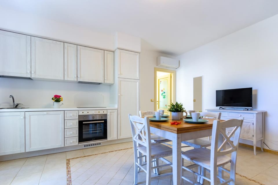 Dining area, oven, kitchen