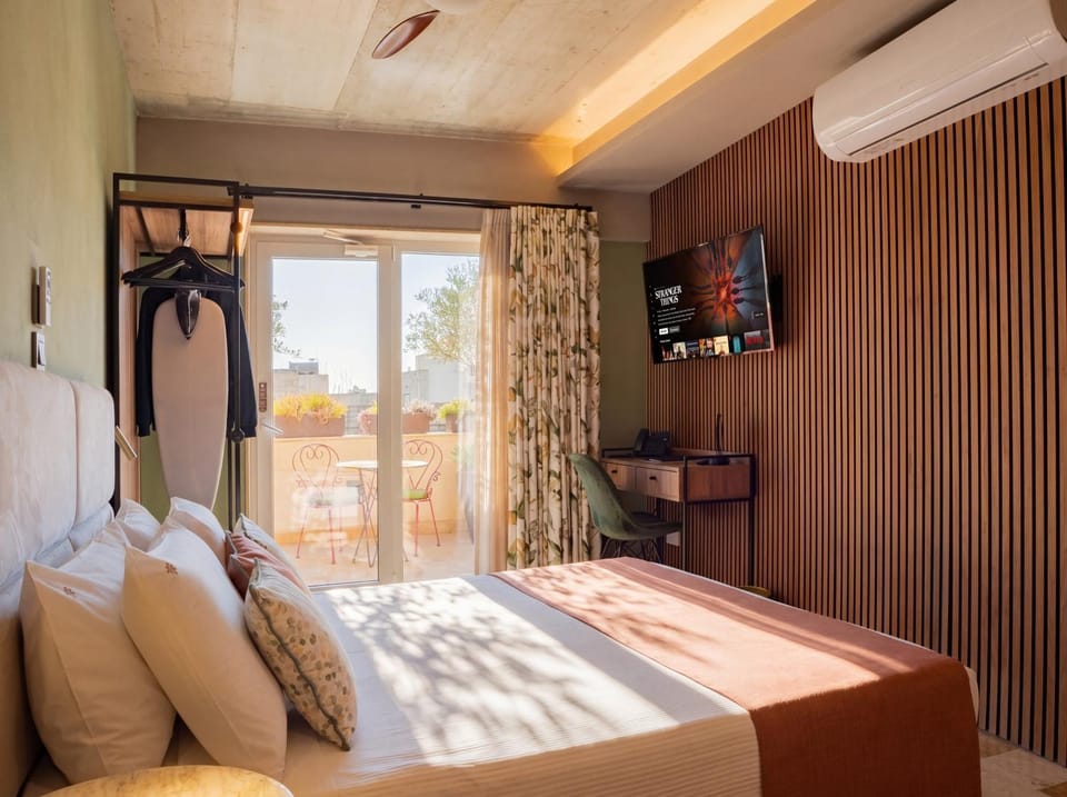 Communal lounge/ TV room, Bed, TV and multimedia, Photo of the whole room, Evening entertainment, Bedroom, fireplace, air conditioner