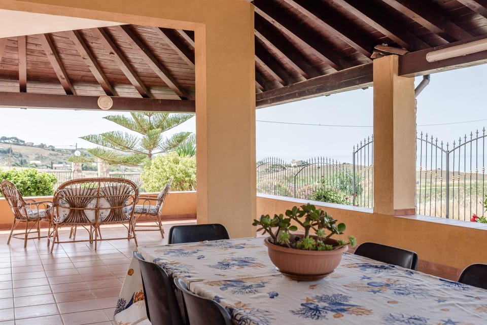 Property building, Balcony/Terrace, Living room