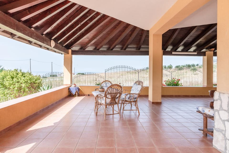 Property building, Balcony/Terrace, Living room
