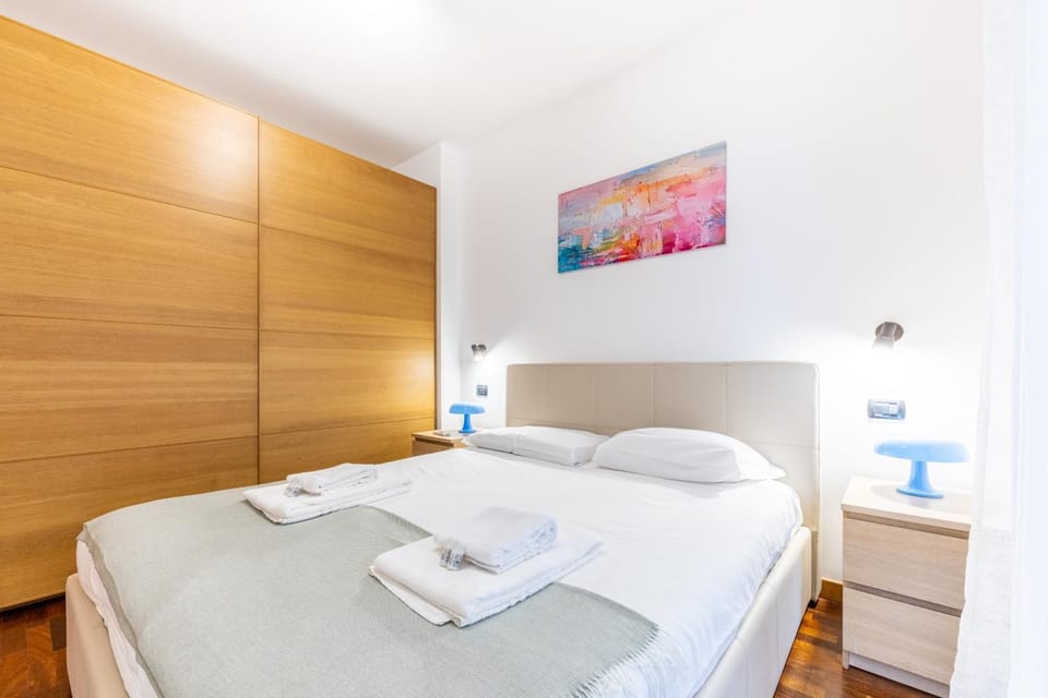 Luminoso Attico con Garage Gratis vicino al Duomo e allo IEO Apartment in Milan