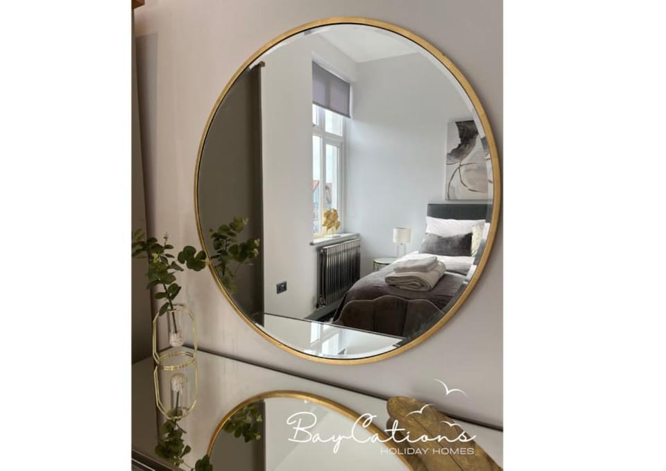 Stylish 2 bed Paignton apartment, 5 minute walk to beach Apartment in Paignton