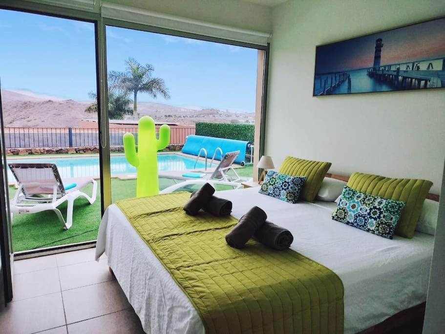Bed, View (from property/room), Balcony/Terrace, Photo of the whole room, Bedroom, Pool view, Swimming pool, sunbed, towels