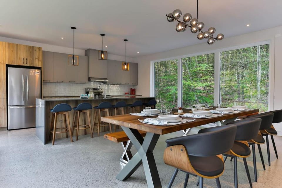 New Family Cottage Tremblant-4 Bdrs W Hot Tub Chalet in Mont-Tremblant