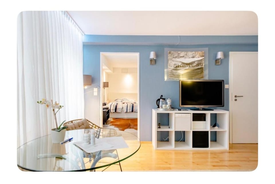 Bed, TV and multimedia, Living room, Photo of the whole room, Seating area, Dining area, Evening entertainment, Bedroom