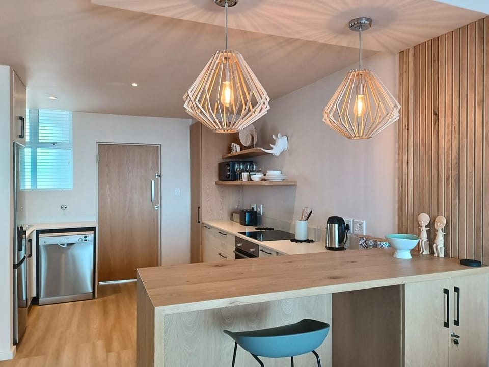 Coffee/tea facilities, dishwasher, minibar, stove, toaster, kitchen