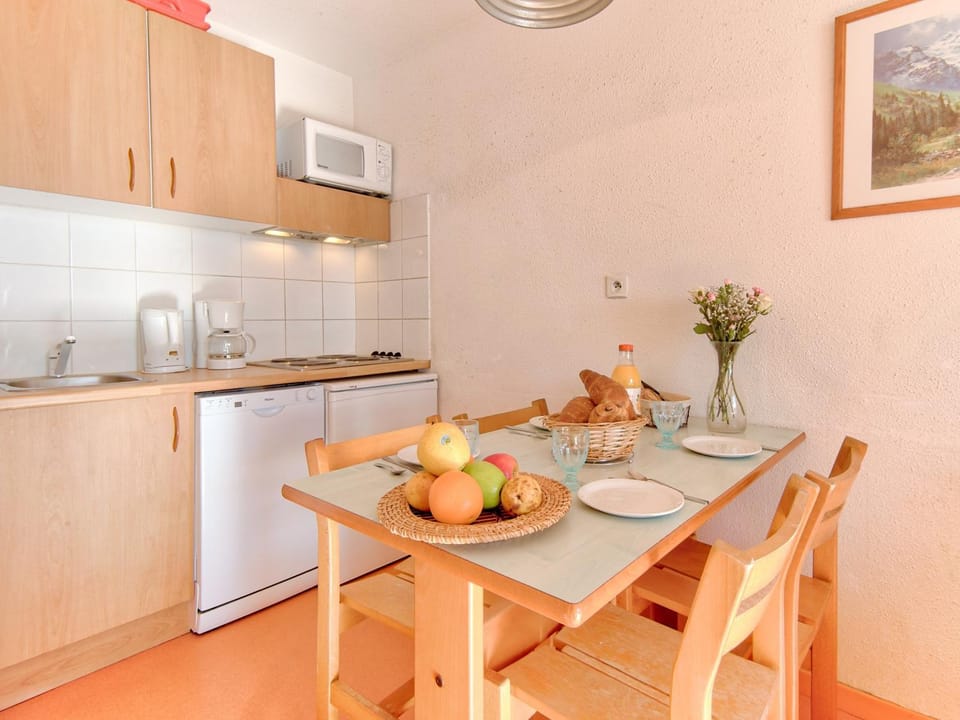Kitchen or kitchenette, Dining area, dishwasher, minibar, stove