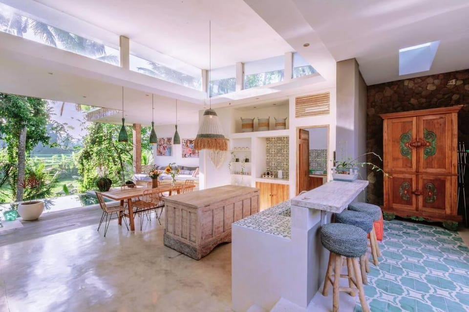 Dining area, kitchen