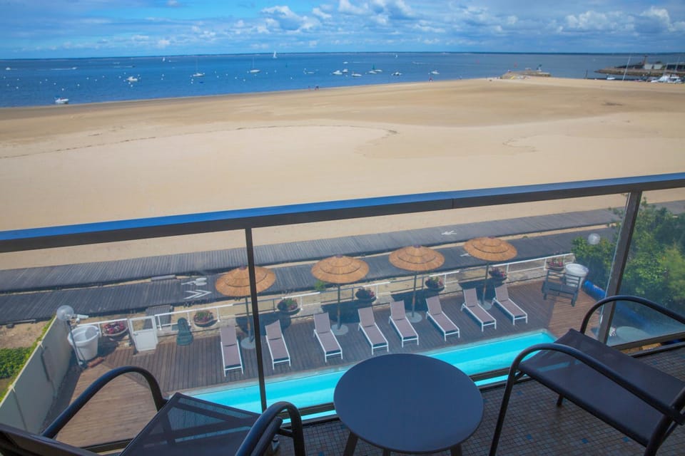 Pool view, Sea view, sunbed