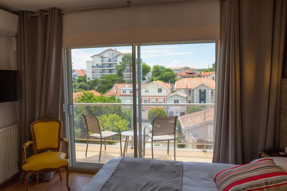 Bedroom, City view
