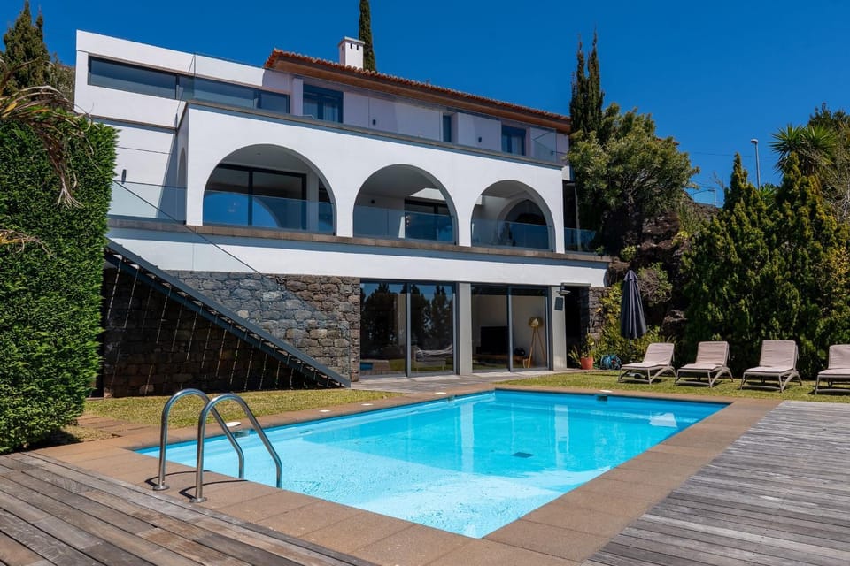 Unmei Villa - pool & sea view by LovelyStay Villa in Caniço