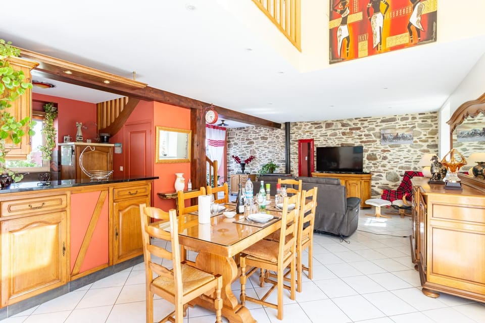 Kitchen or kitchenette, Living room, Dining area