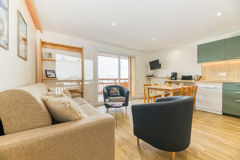 TV and multimedia, Kitchen or kitchenette, Living room, Dining area