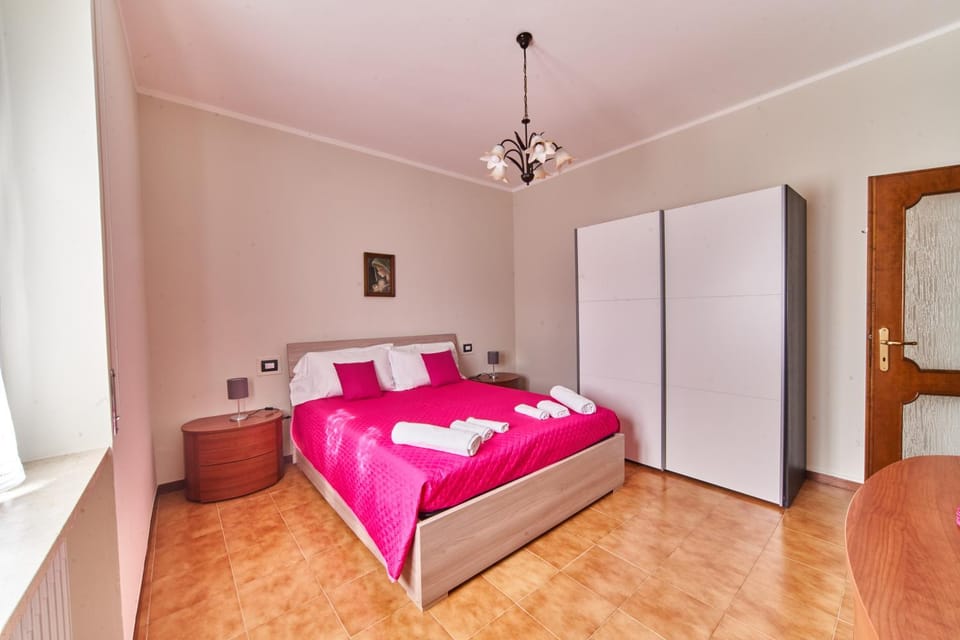 Photo of the whole room, Bedroom, wardrobe