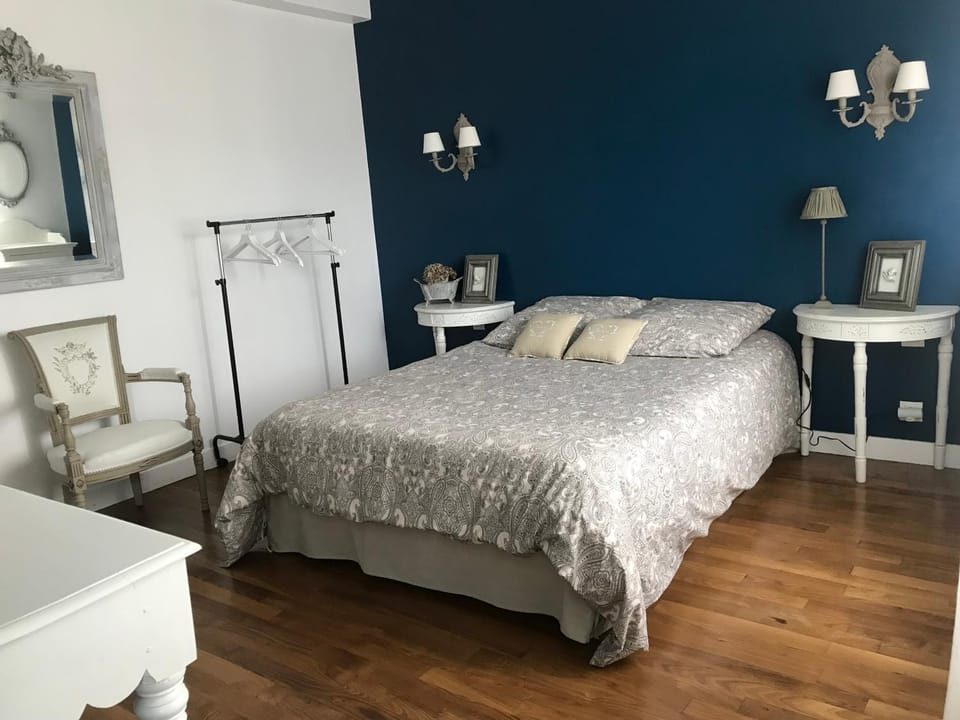 Bed, Photo of the whole room