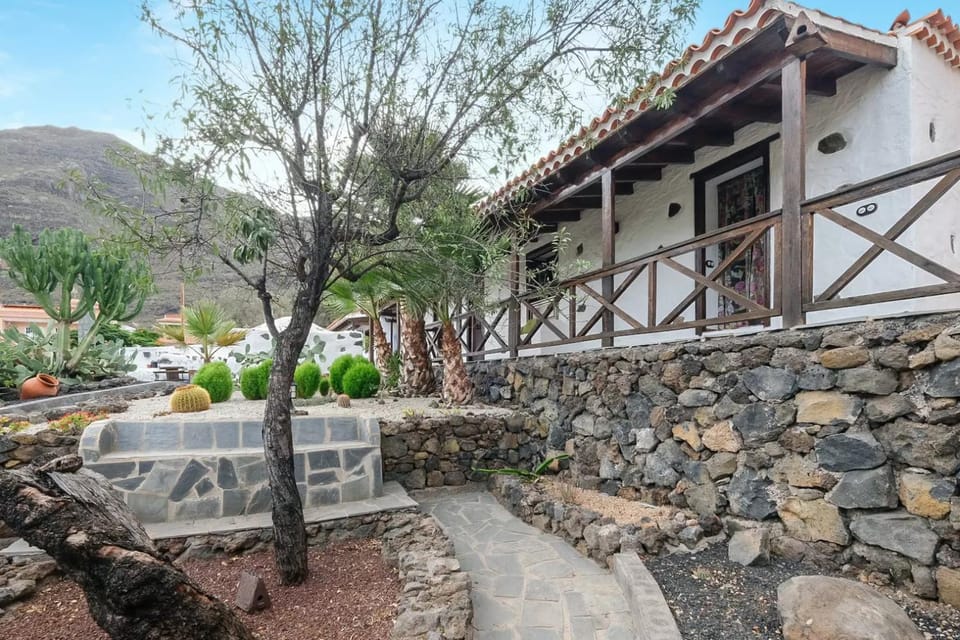 Property building, Day, Natural landscape, Garden, Mountain view