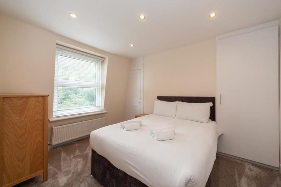 Spacious 2 Bedroom Maisonette in Stratford Apartment in London
