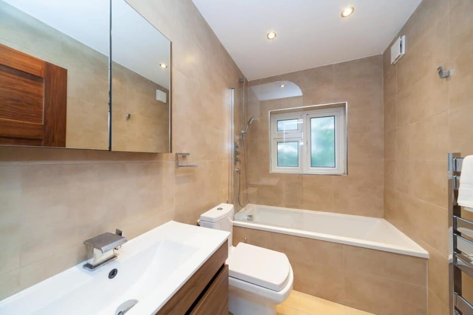 Spacious 2 Bedroom Maisonette in Stratford Apartment in London