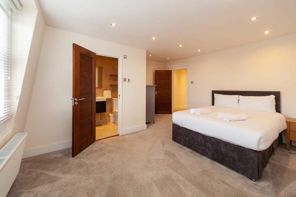 Spacious 2 Bedroom Maisonette in Stratford Apartment in London