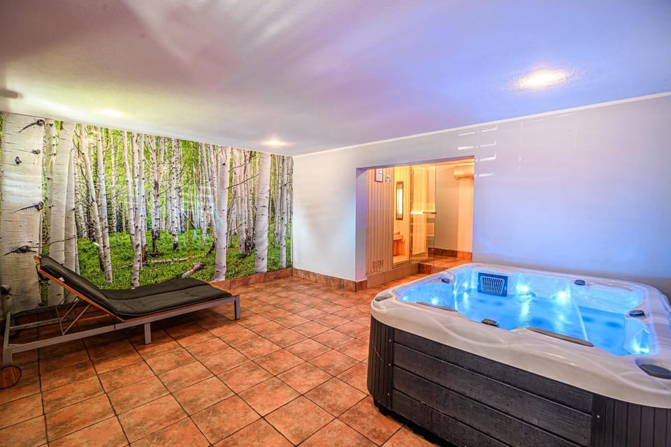 Hot Tub, Sauna