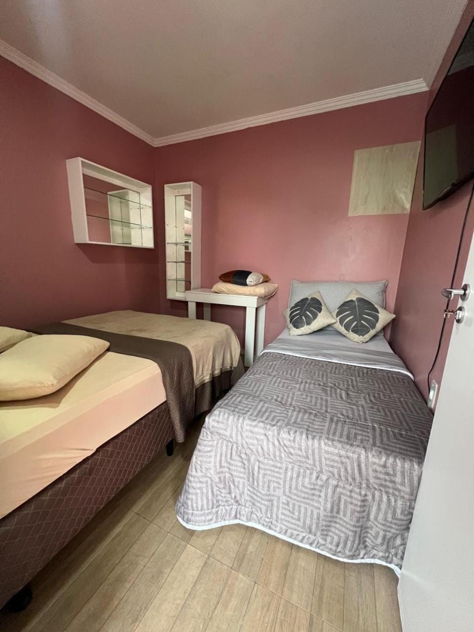 Bed, TV and multimedia, Photo of the whole room, Bedroom