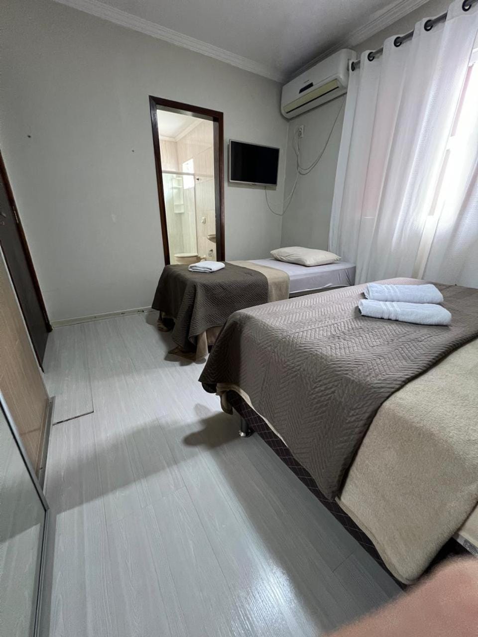 Bed, TV and multimedia, Photo of the whole room, Bedroom, towels