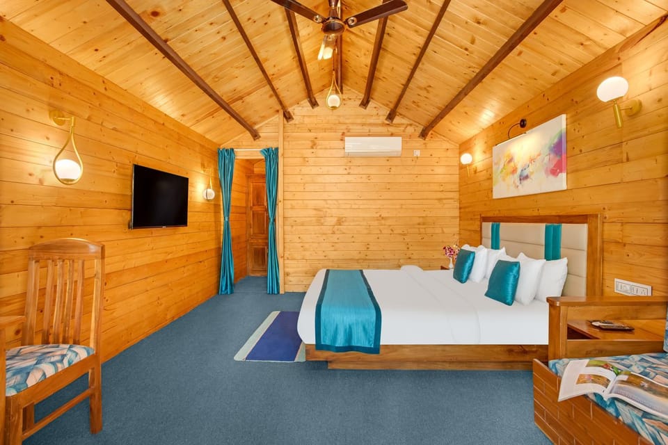 Property building, Bed, TV and multimedia, Photo of the whole room, Bedroom, air conditioner
