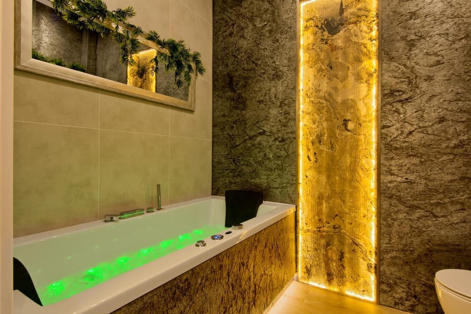 Hot Tub, Bathroom