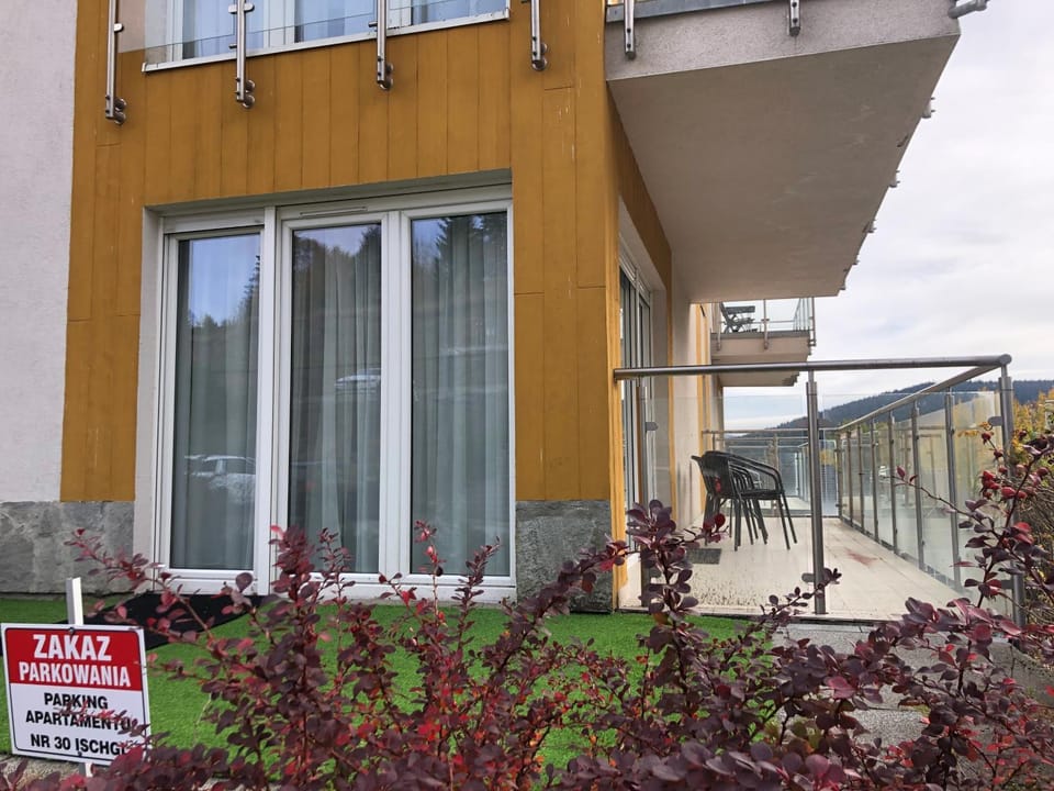 Property building, Day, Balcony/Terrace