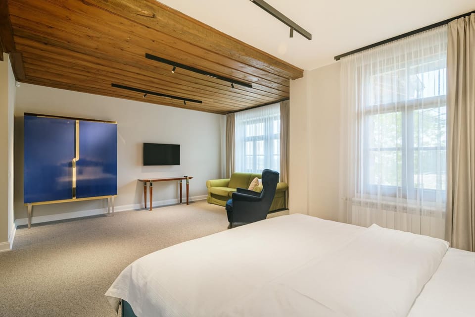 Bed, TV and multimedia, Bedroom