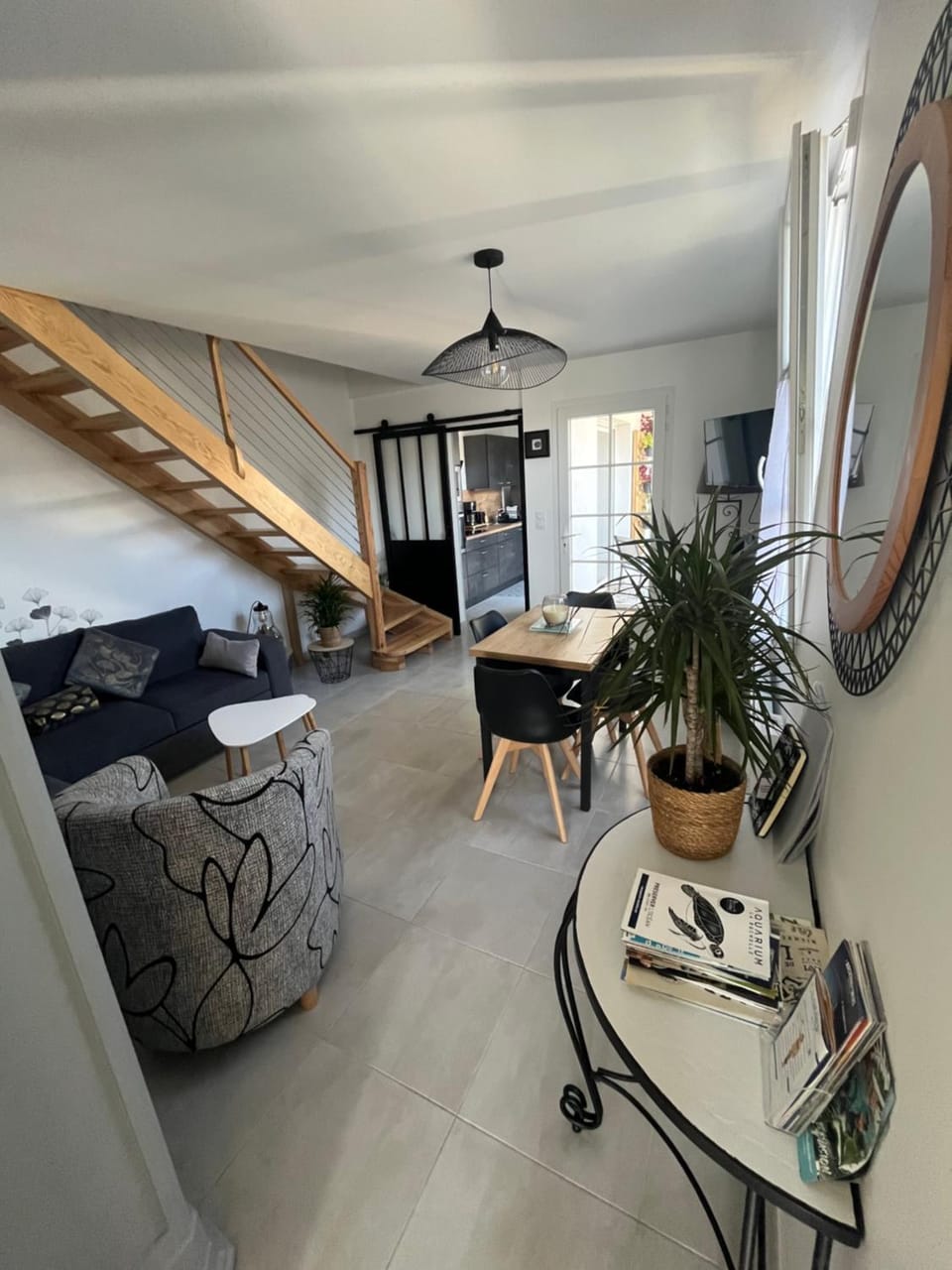 TV and multimedia, Living room, Seating area, Dining area