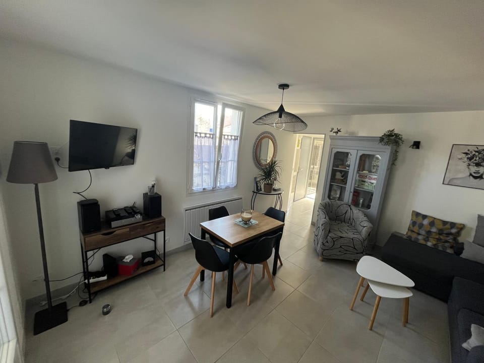 TV and multimedia, Living room, Seating area, Dining area