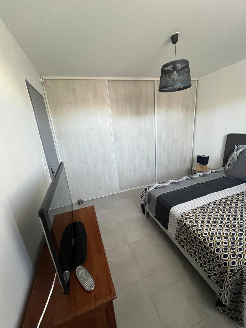 Bed, TV and multimedia, Photo of the whole room, Bedroom