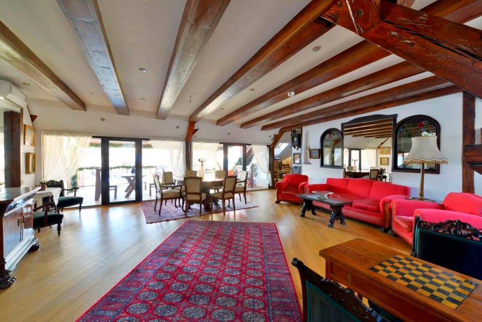 Communal lounge/ TV room, Game Room, Living room, Seating area, Dining area, Evening entertainment, Meeting/conference room