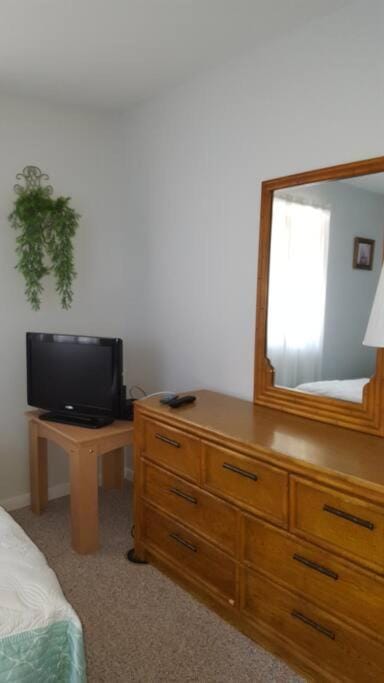 Bed, TV and multimedia, Bedroom