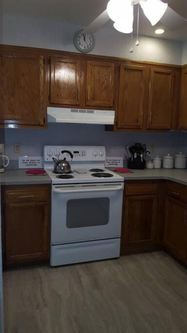 Kitchen or kitchenette, pet friendly, stove