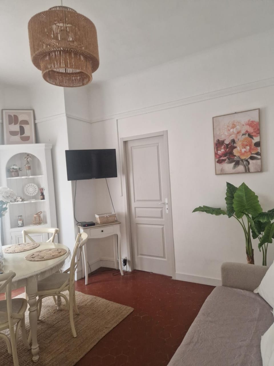 TV and multimedia, Living room, Seating area, Dining area