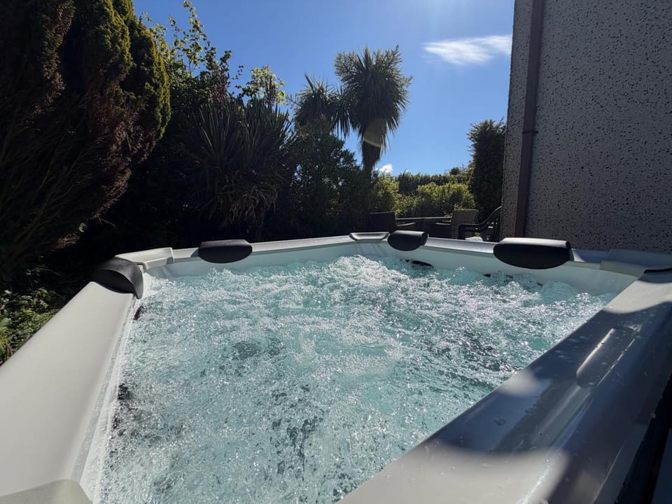 Family Coastal Escape Hot Tub, Cinema & Games Room House in Wales