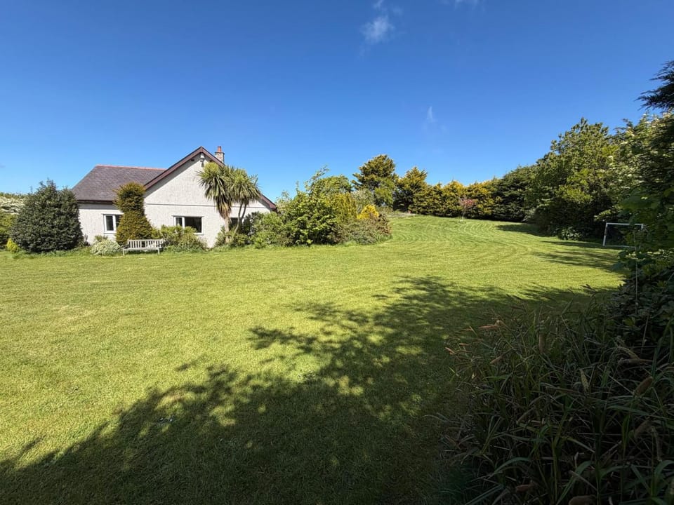 Family Coastal Escape Hot Tub, Cinema & Games Room House in Wales