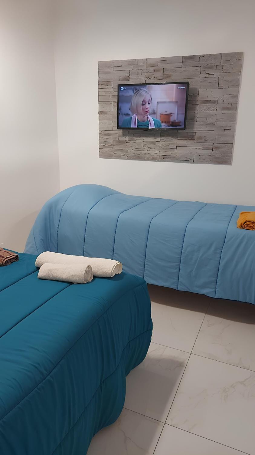 Bed, TV and multimedia, Photo of the whole room, Bedroom, towels