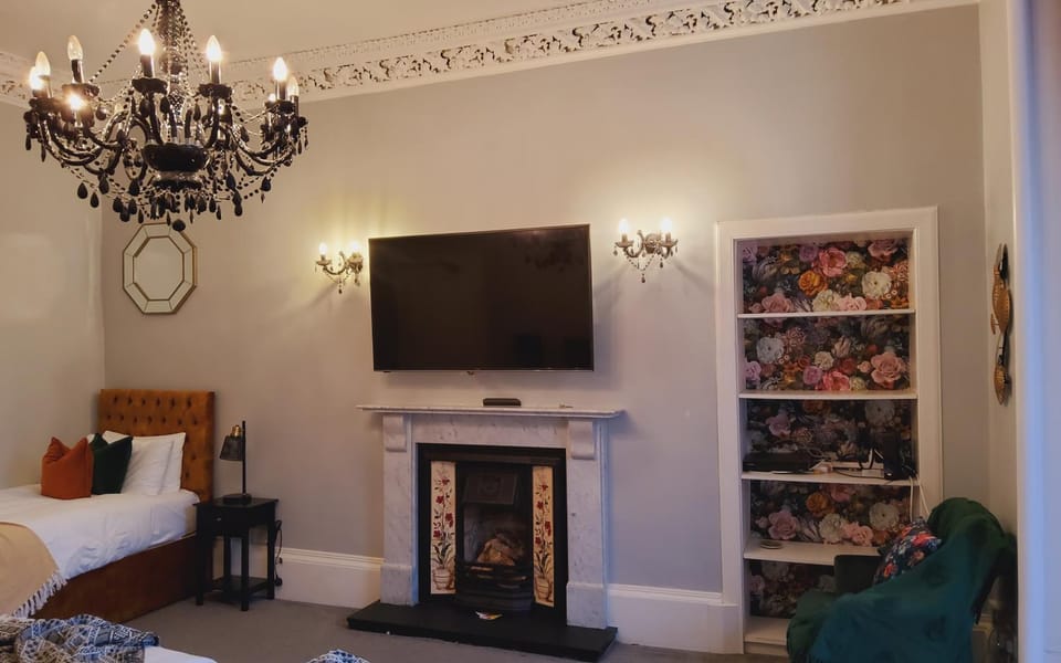 Bed, TV and multimedia, Photo of the whole room, Seating area, Bedroom, flat iron