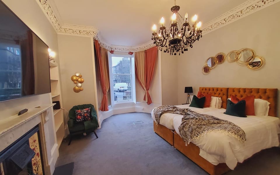 Bed, TV and multimedia, Photo of the whole room, Seating area, Bedroom