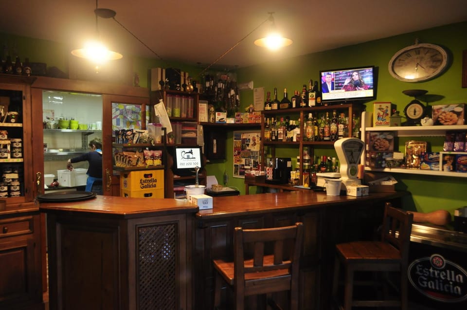 Restaurant/places to eat, Lounge or bar, Food and drinks